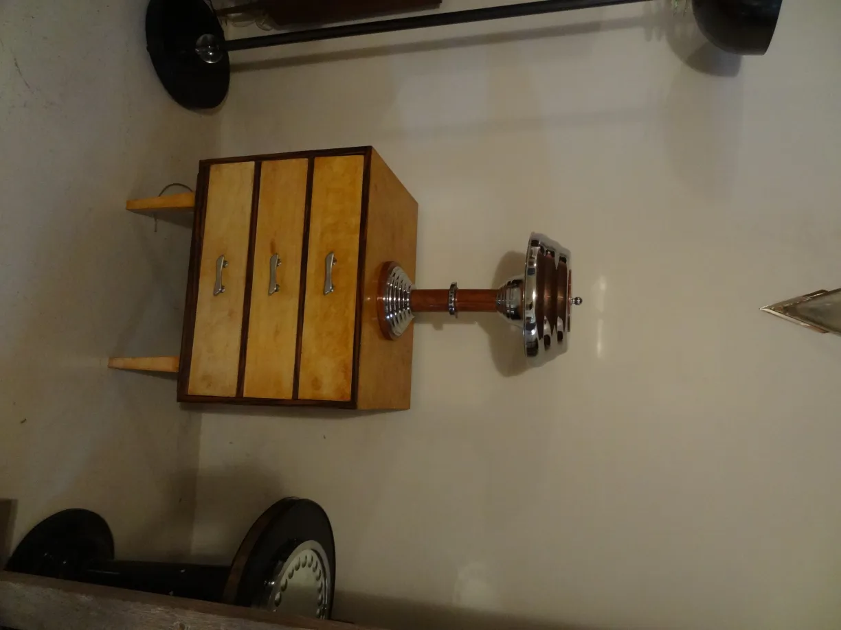 Zwei antike Tischleuchten, die eine warme, einladende Atmosphäre schaffen