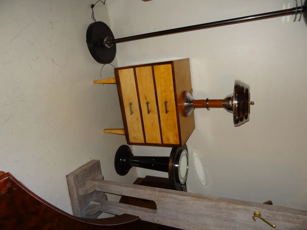 2 lampade da tavolo antiche decorative in un ambiente interno