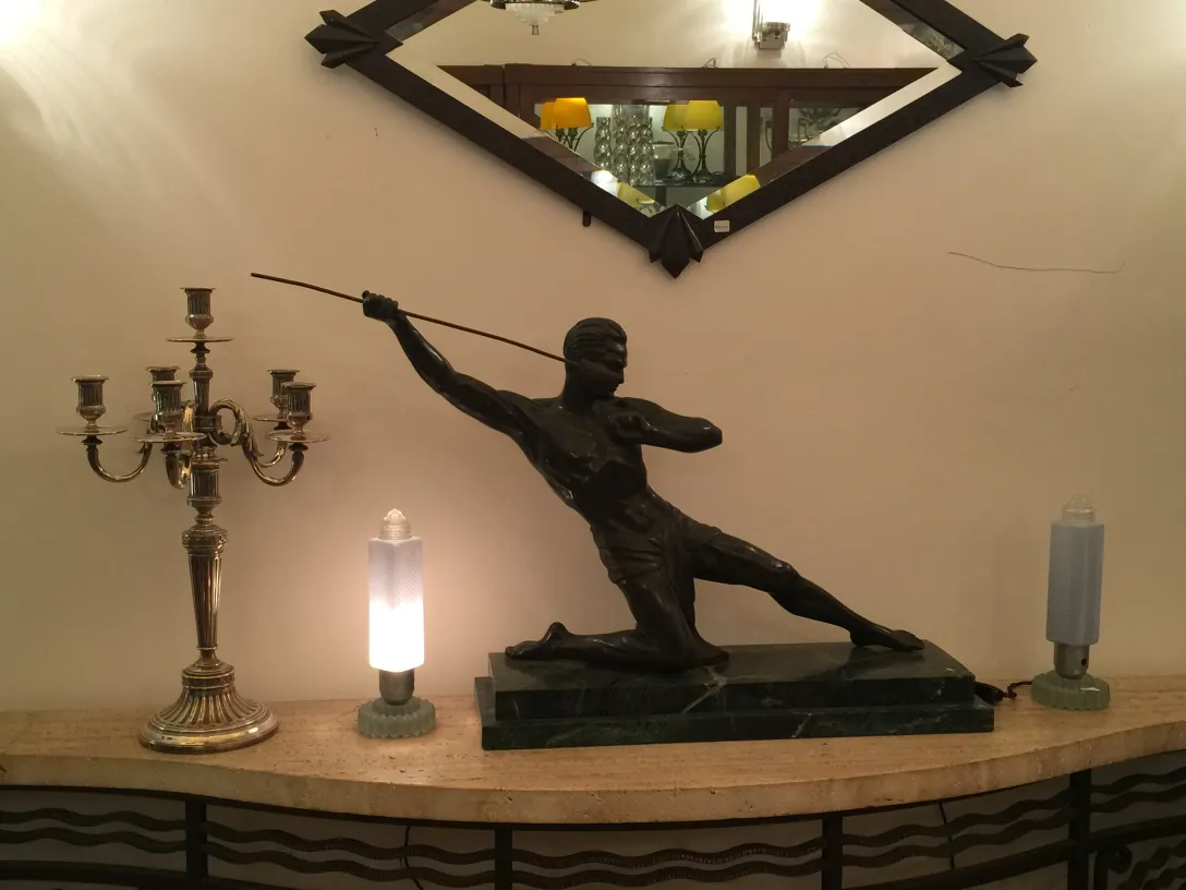 zwei antike Tischleuchten mit warmem Licht und elegantem Design