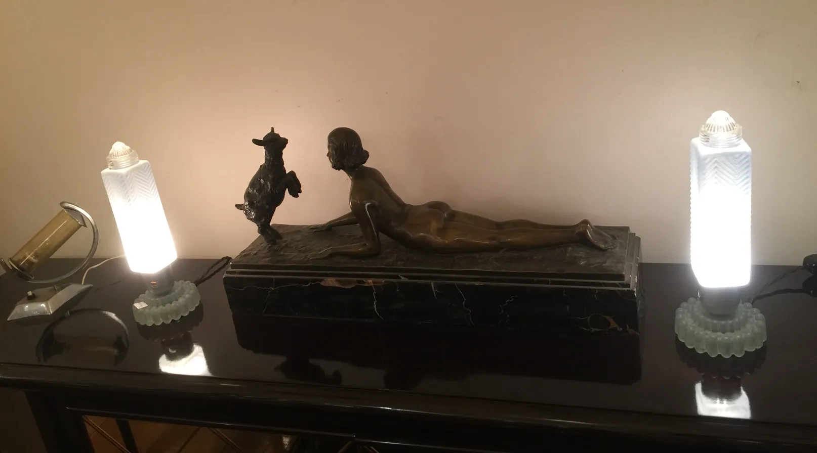 Imagem de duas lâmpadas de mesa antigas com luzes brilhantes