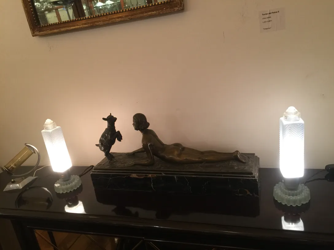 Ensemble de 2 lampes de table anciennes à côté d'une figure décorative