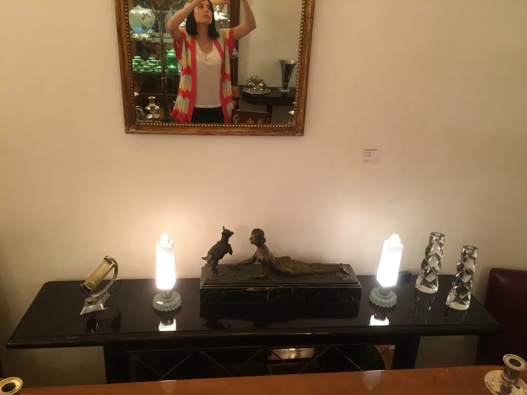 due lampade da tavolo antiche con luce soffusa in un ambiente elegante