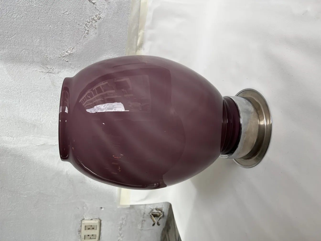 Due lampade da tavolo antiche con design arrotondato e base in metallo