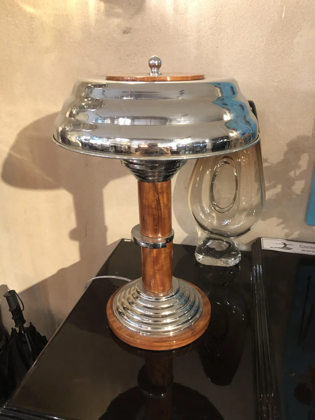 Vista di due lampade da tavolo antiche, con basi eleganti e dettagli lucidi, in un ambiente piacevole.