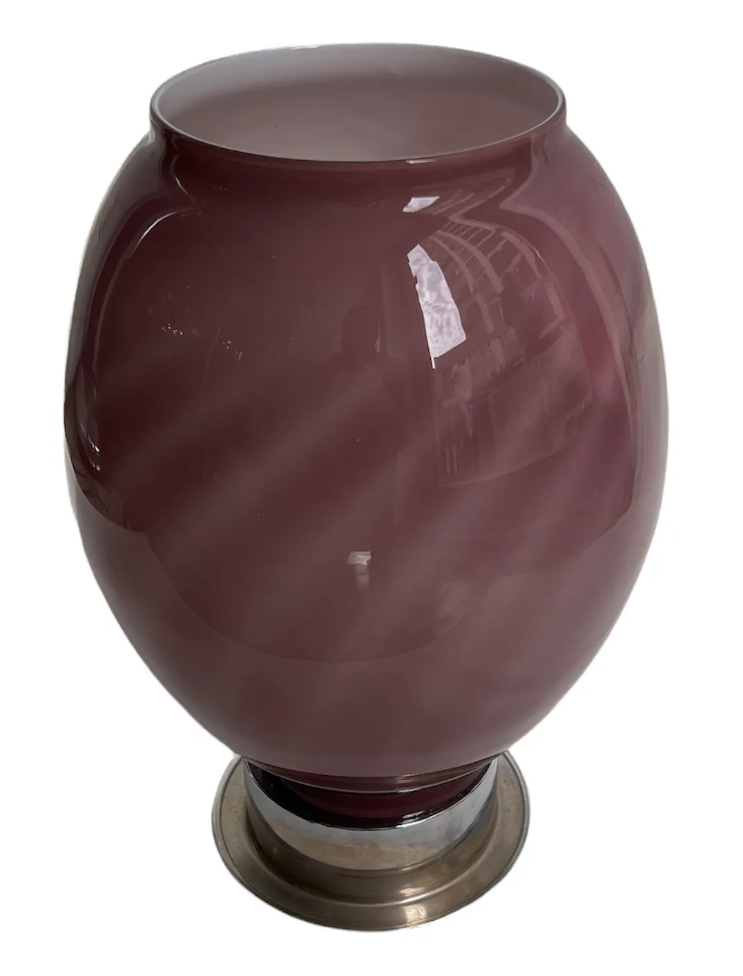 Un'immagine di 2 lampade da tavolo antiche in colore viola, con base metallica visibile.