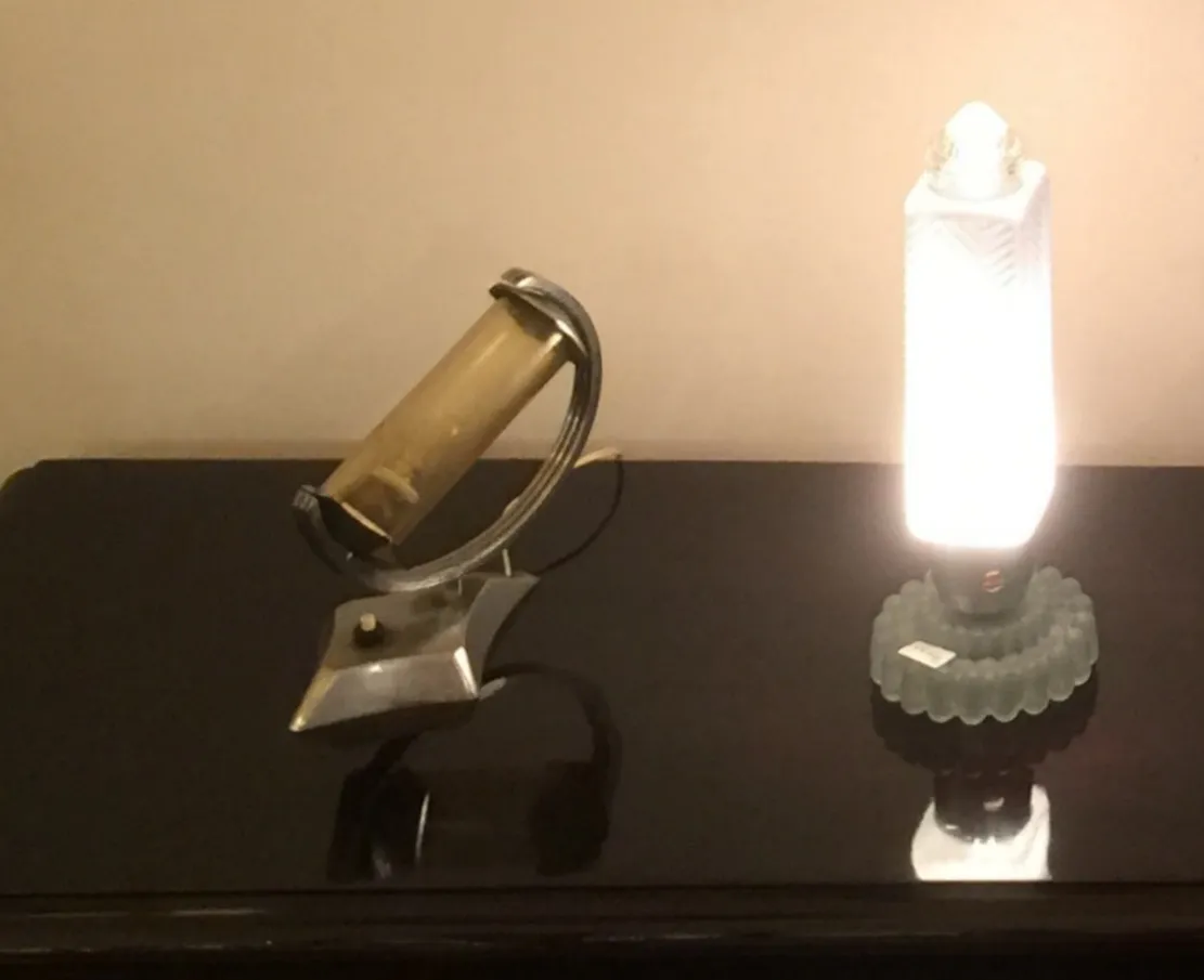 两盏古董台灯，一盏带圆筒，另一盏带装饰底座