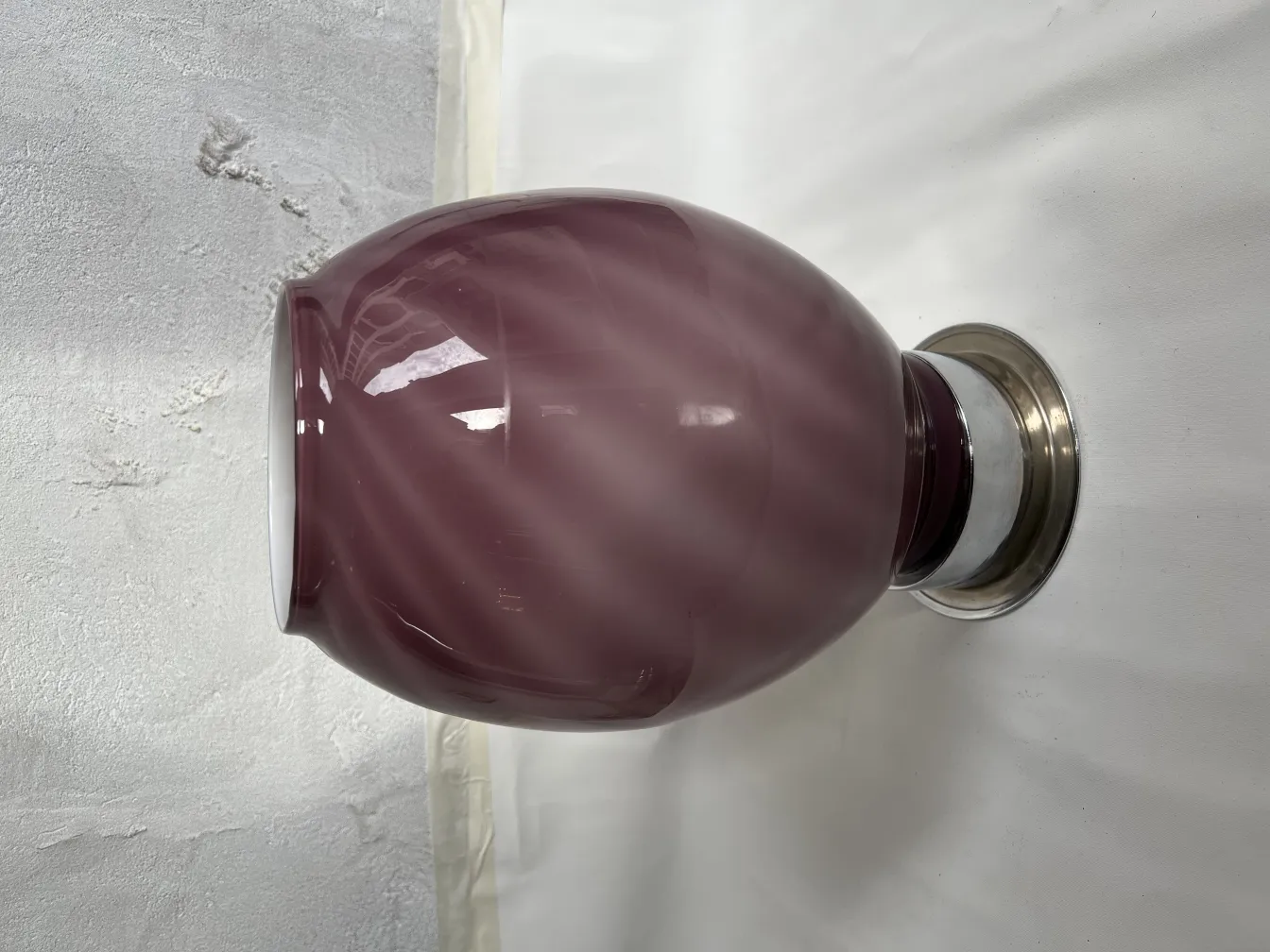 2 lampes de table anciennes, couleur violette, avec socle en métal