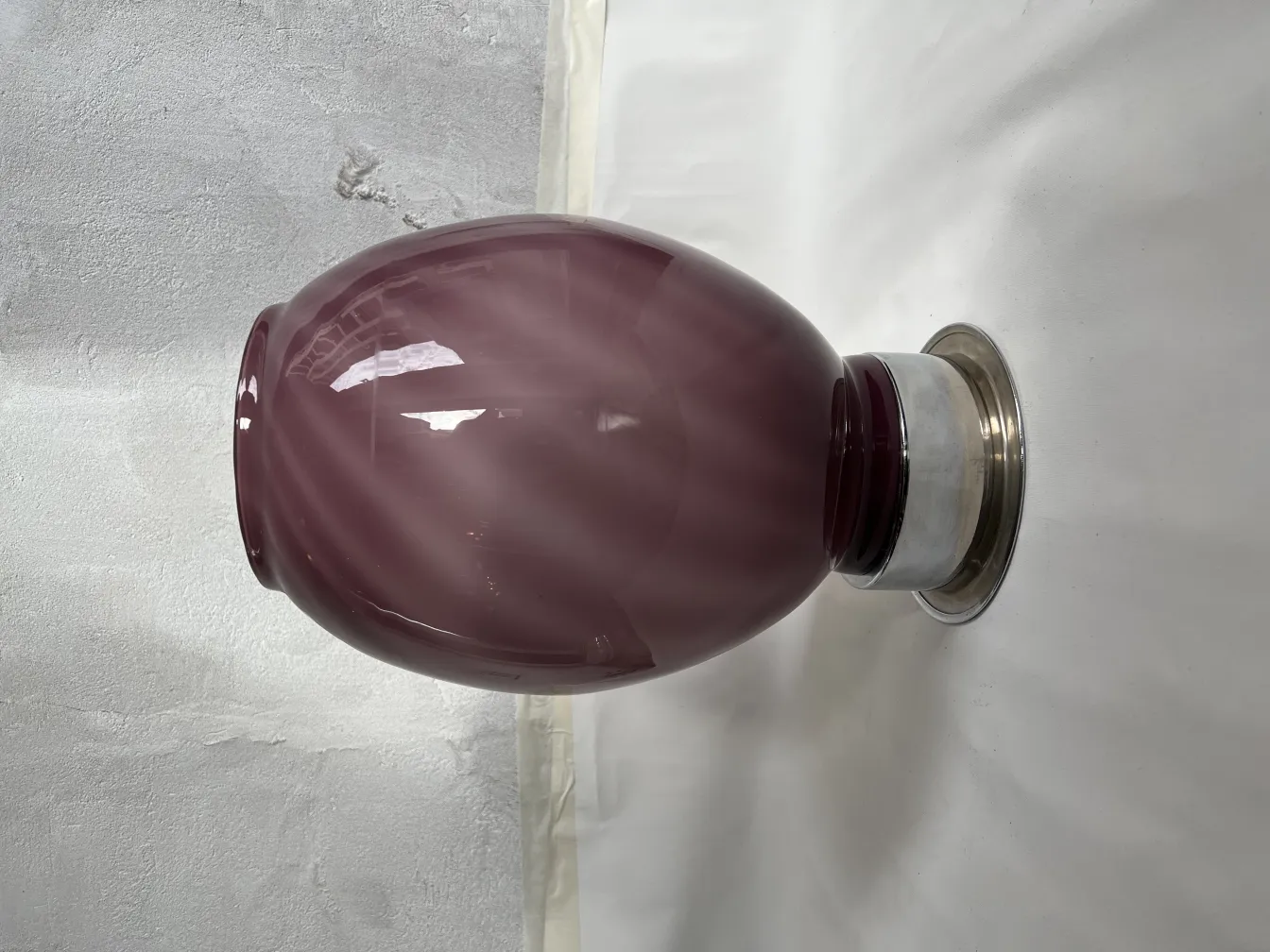 2 antike Tischleuchten mit lila Schirmen und Metallbasis in einer neutralen Umgebung.