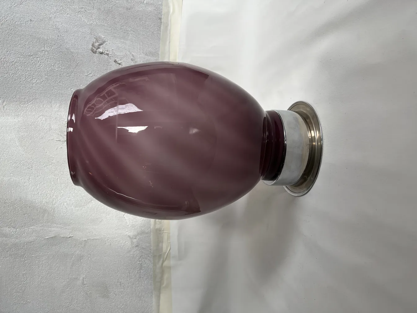 2 lampes de table anciennes de couleur violette avec base décorative.