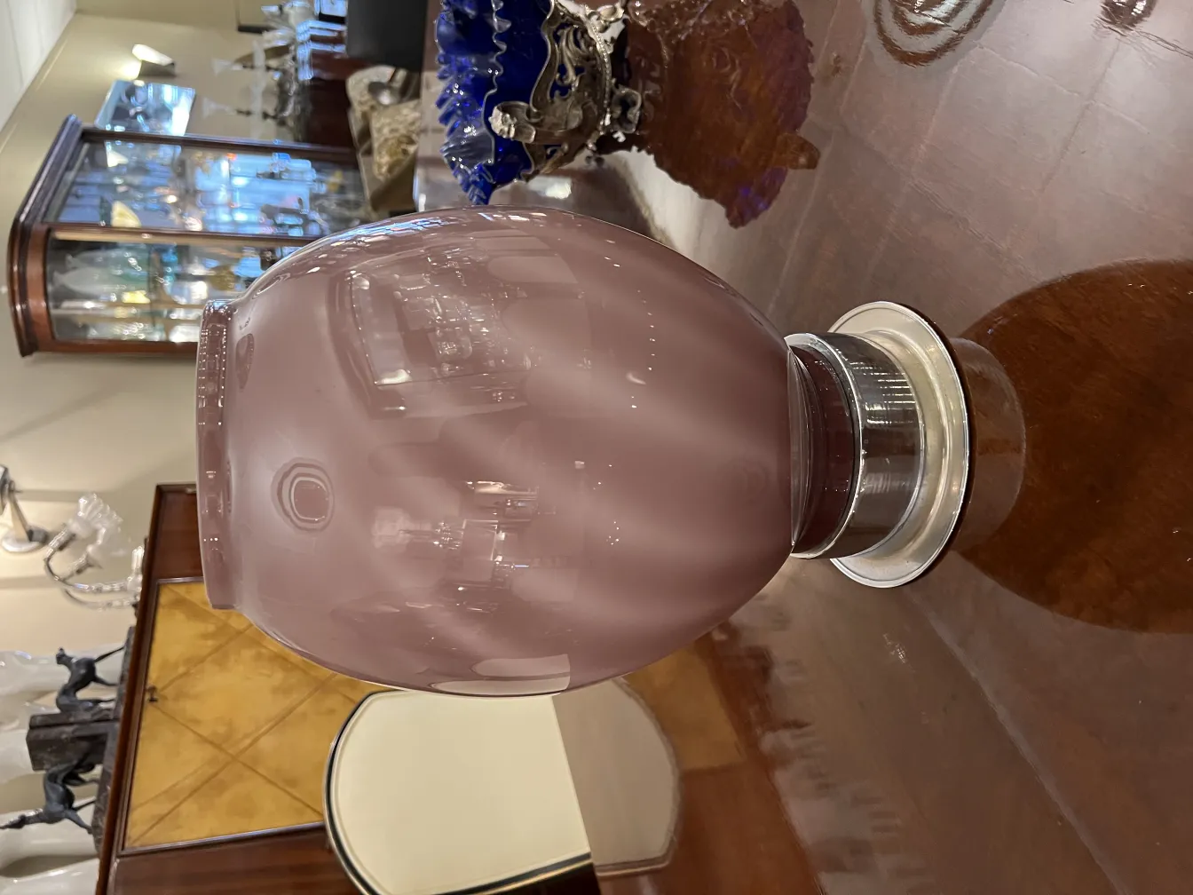 Ansicht von 2 antiken Tischleuchten auf einer glänzenden Oberfläche, mit einer gemütlichen Atmosphäre, eleganter Sockel