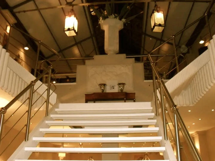 室内の階段シーンにある2台のアンティークテーブルランプ