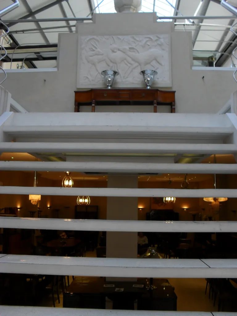 Duas lâmpadas de mesa antigas em um ambiente aconchegante, iluminando o espaço.