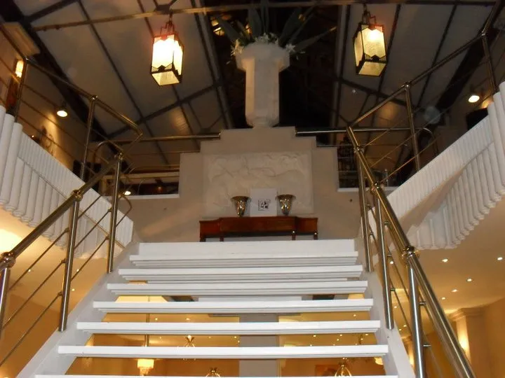 scena interna con antichità e due lampade da tavolo