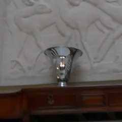 2 lampade da tavolo antiche su una superficie in legno