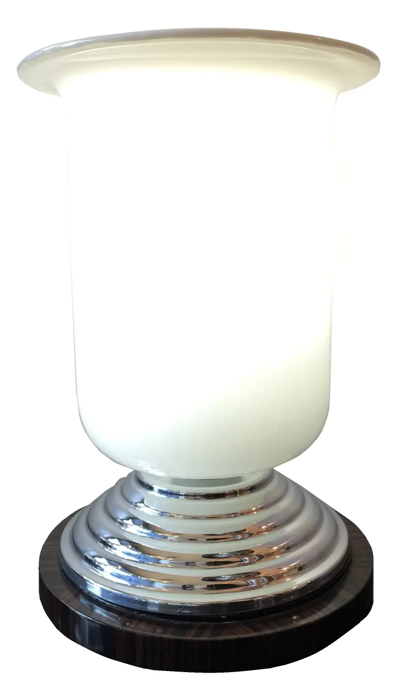 due lampade da tavolo antiche con basi decorative e luce morbida