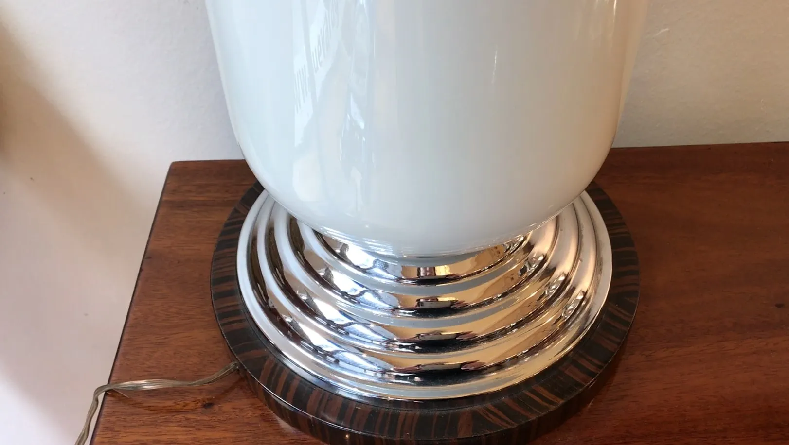 lampade da tavolo antiche con base lucida e forme arrotondate, atmosfera accogliente