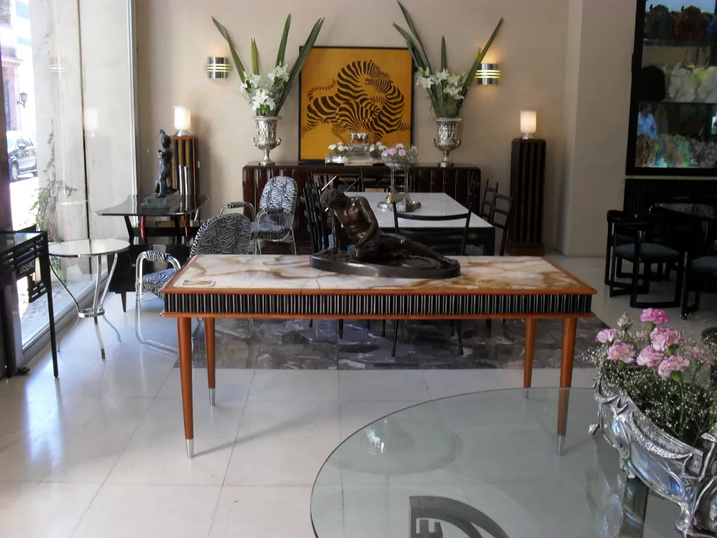 dos lámparas de mesa antiguas en un ambiente decorativo