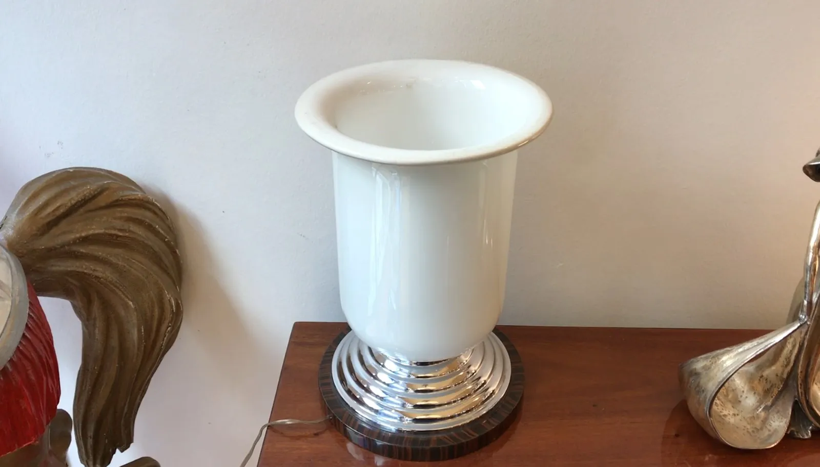 dos lámparas de mesa antiguas con base brillante, en un entorno acogedor.