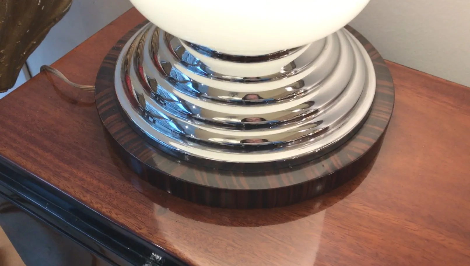 dos lámparas de mesa antiguas con base brillante, ambiente acogedor