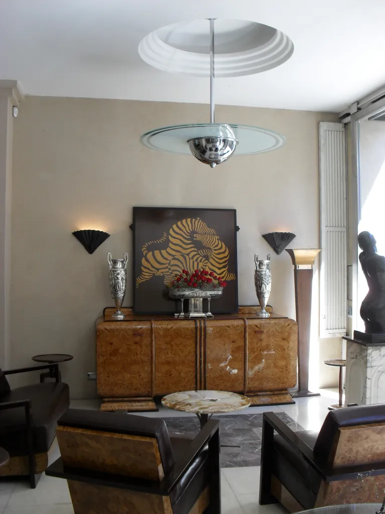 2 lámparas de mesa antiguas, elegantes y decorativas en un ambiente acogedor