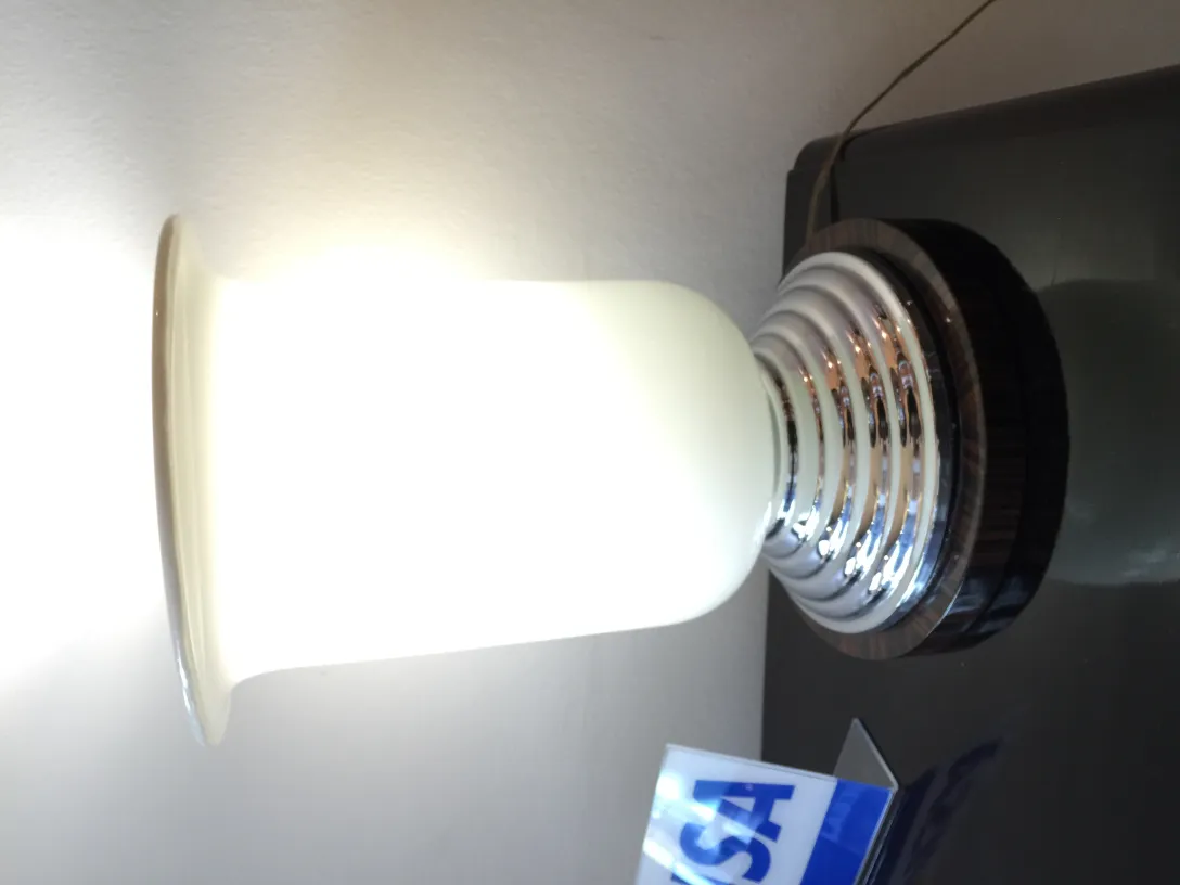 duas lampadas de mesa antigas em um ambiente aconchegante