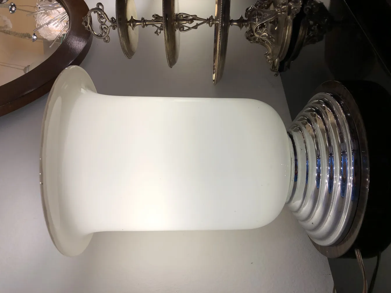 Dos lámparas de mesa antiguas de diseño elegante sobre una mesa