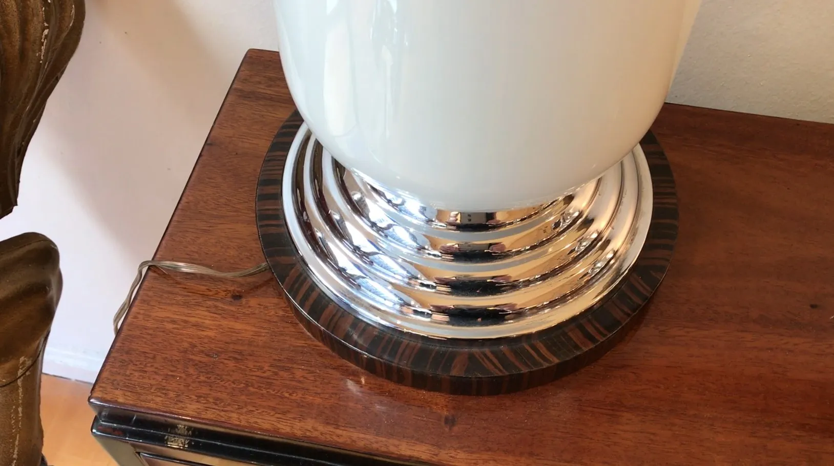 Dos lámparas de mesa antiguas con base decorativa sobre una superficie de madera.