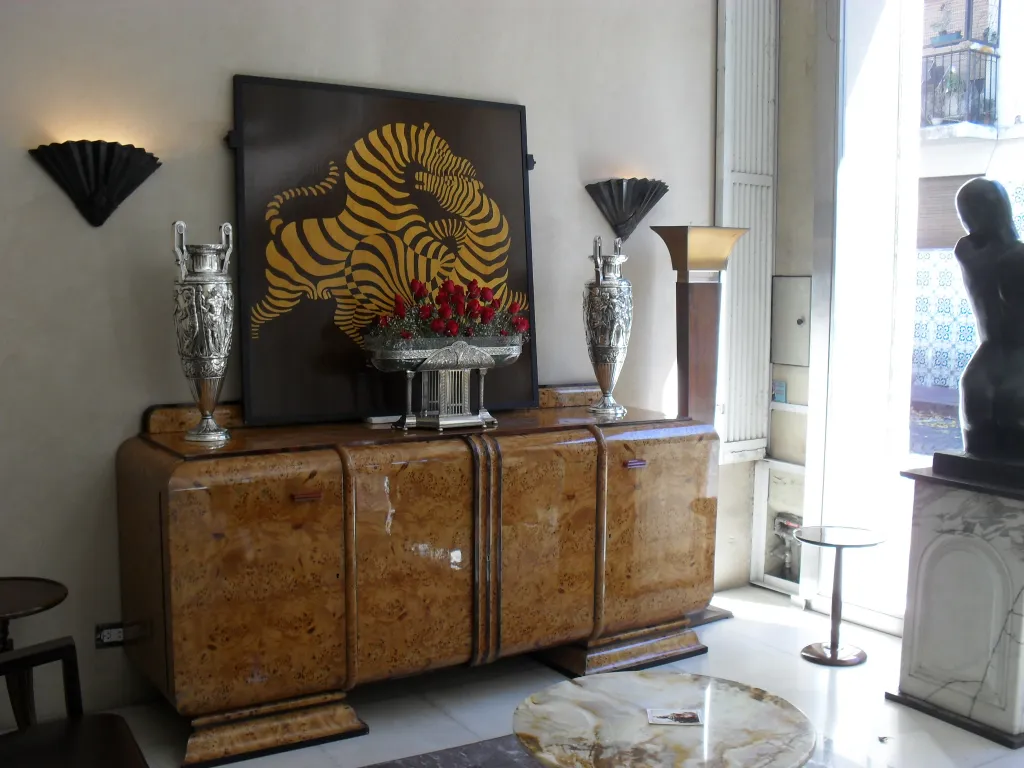 Una coppia di lampade da tavolo antiche in un ambiente elegante