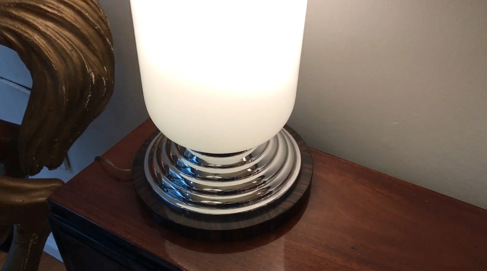 due lampade da tavolo antiche con design elegante, atmosfera accogliente