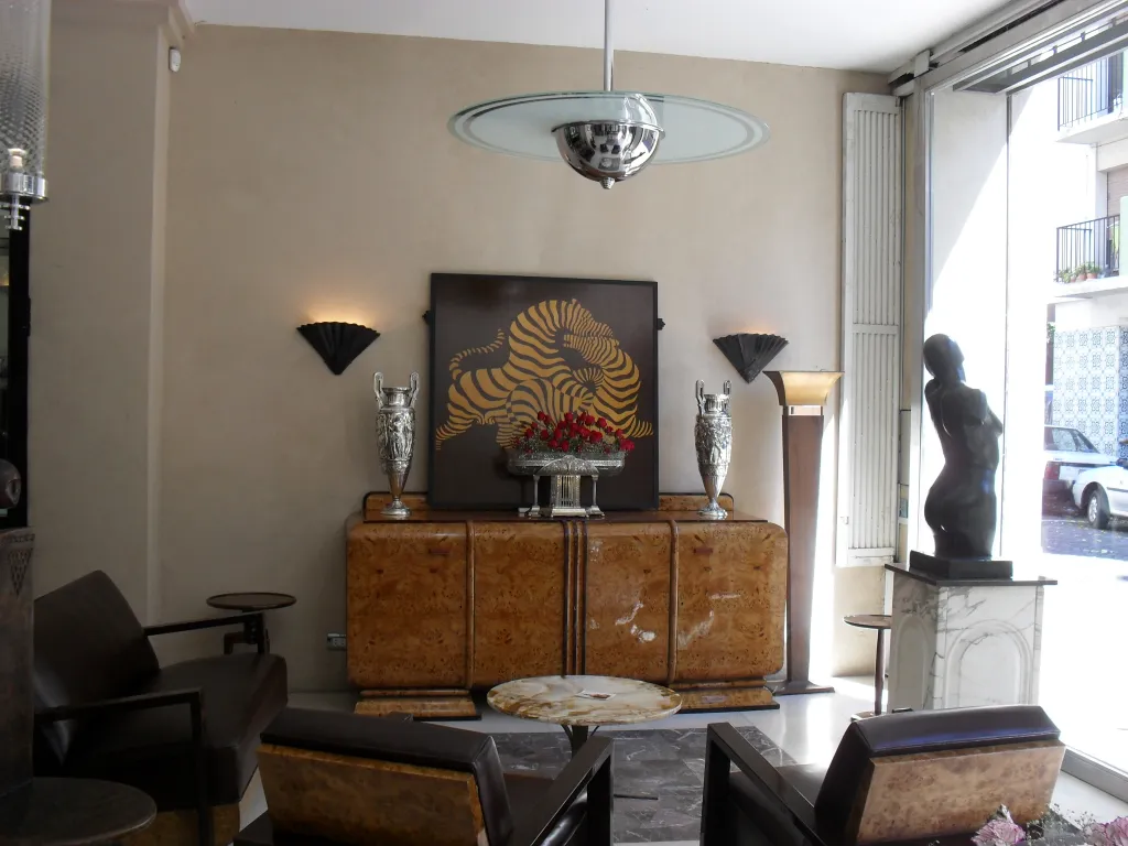 due lampade da tavolo antiche con design decorativo ed elegante in una stanza luminosa