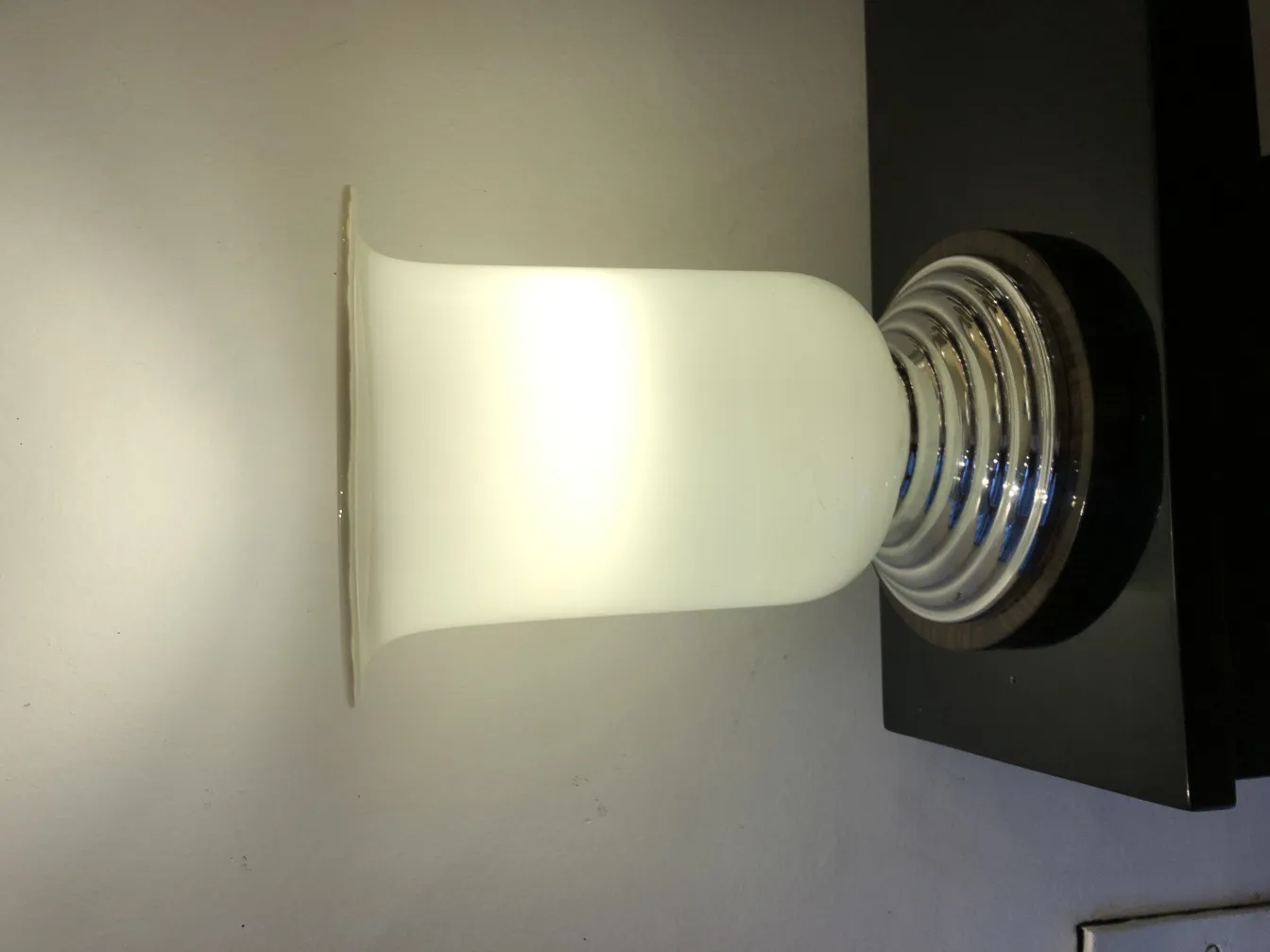 Dos antiguas lámparas de mesa iluminando un ambiente suave y cálido.