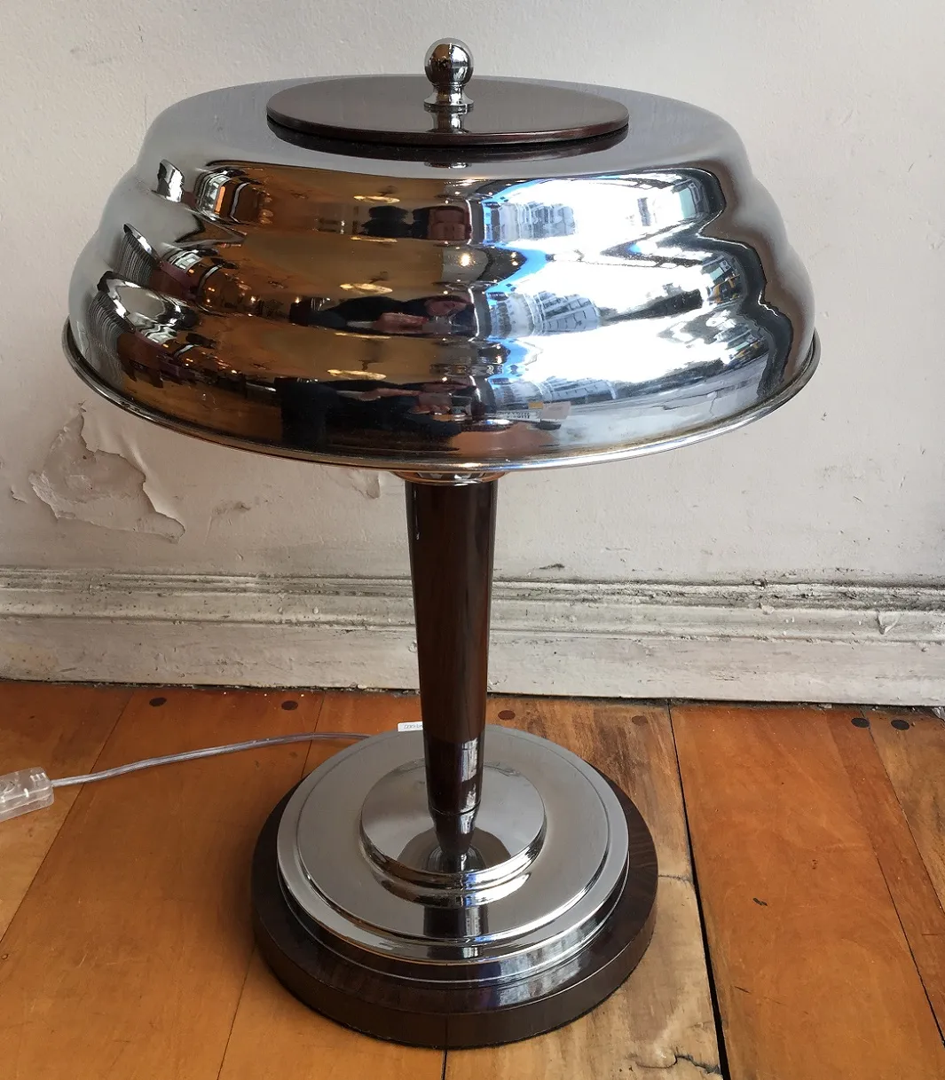 dos antiguas lámparas de mesa brillantes en ambiente cálido