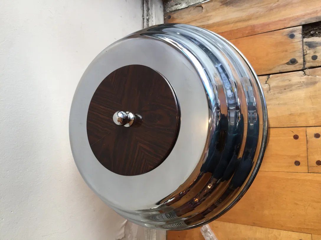 Vista de dos lámparas de mesa antiguas con detalles decorativos