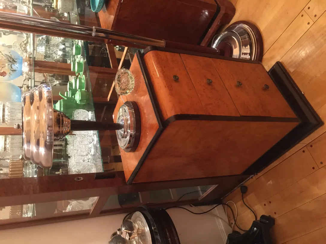 两盏古董桌灯在装饰环境中与复古物品