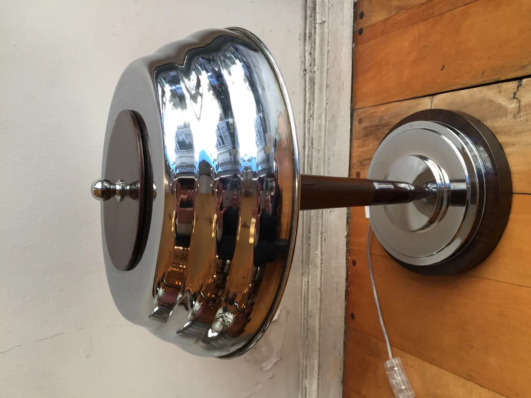 아늑한 환경에서 독특한 광택과 우아한 형태를 가진 2개의 고대 테이블 램프.