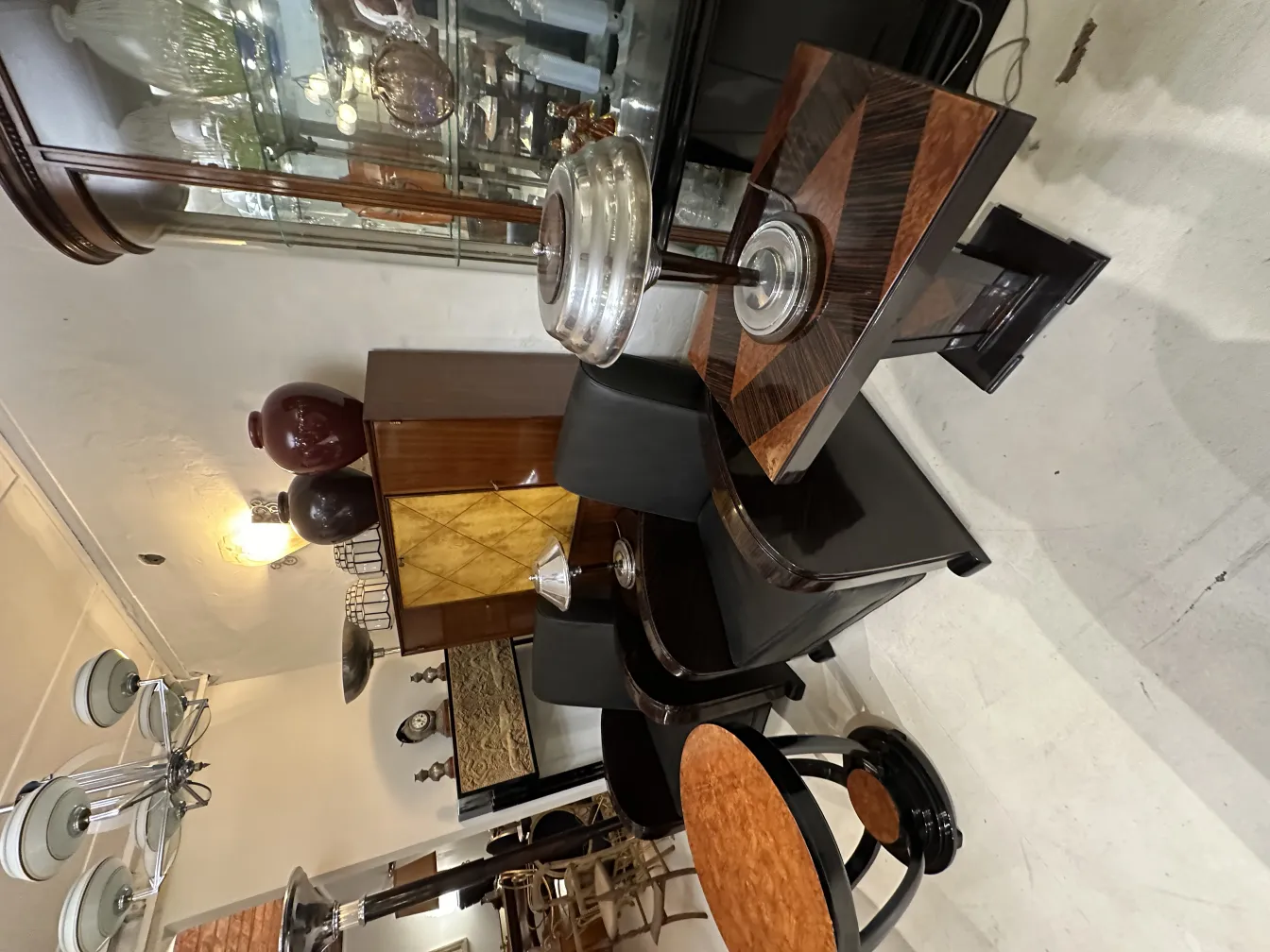 Coppia di lampade da tavolo antiche con design decorativo, circondate da mobili e accessori antichi.