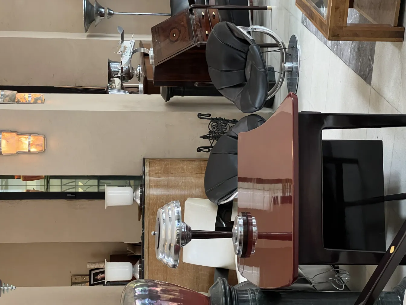 dos lámparas de mesa antiguas con detalles elegantes en un entorno decorativo