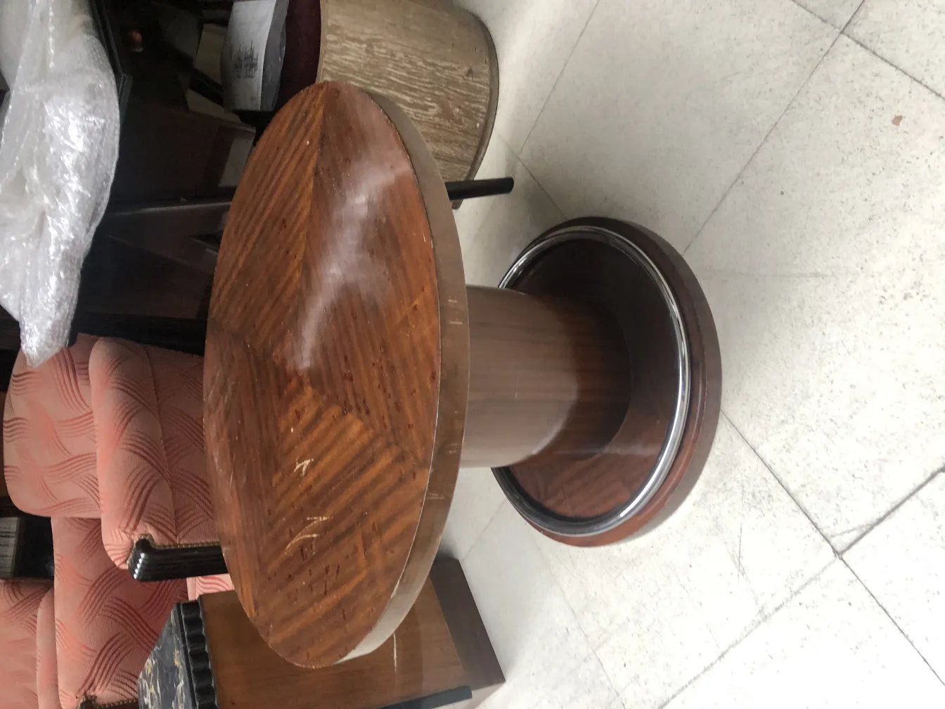 Conjunto de 2 lámparas de mesa antiguas en un ambiente decorativo