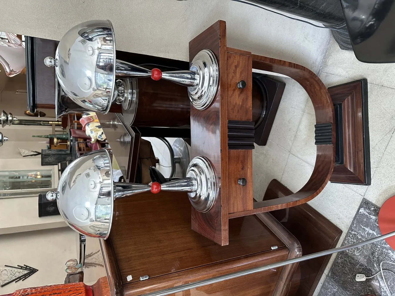 Antike Tischleuchten mit charakteristischen Basen und dekorativen Details