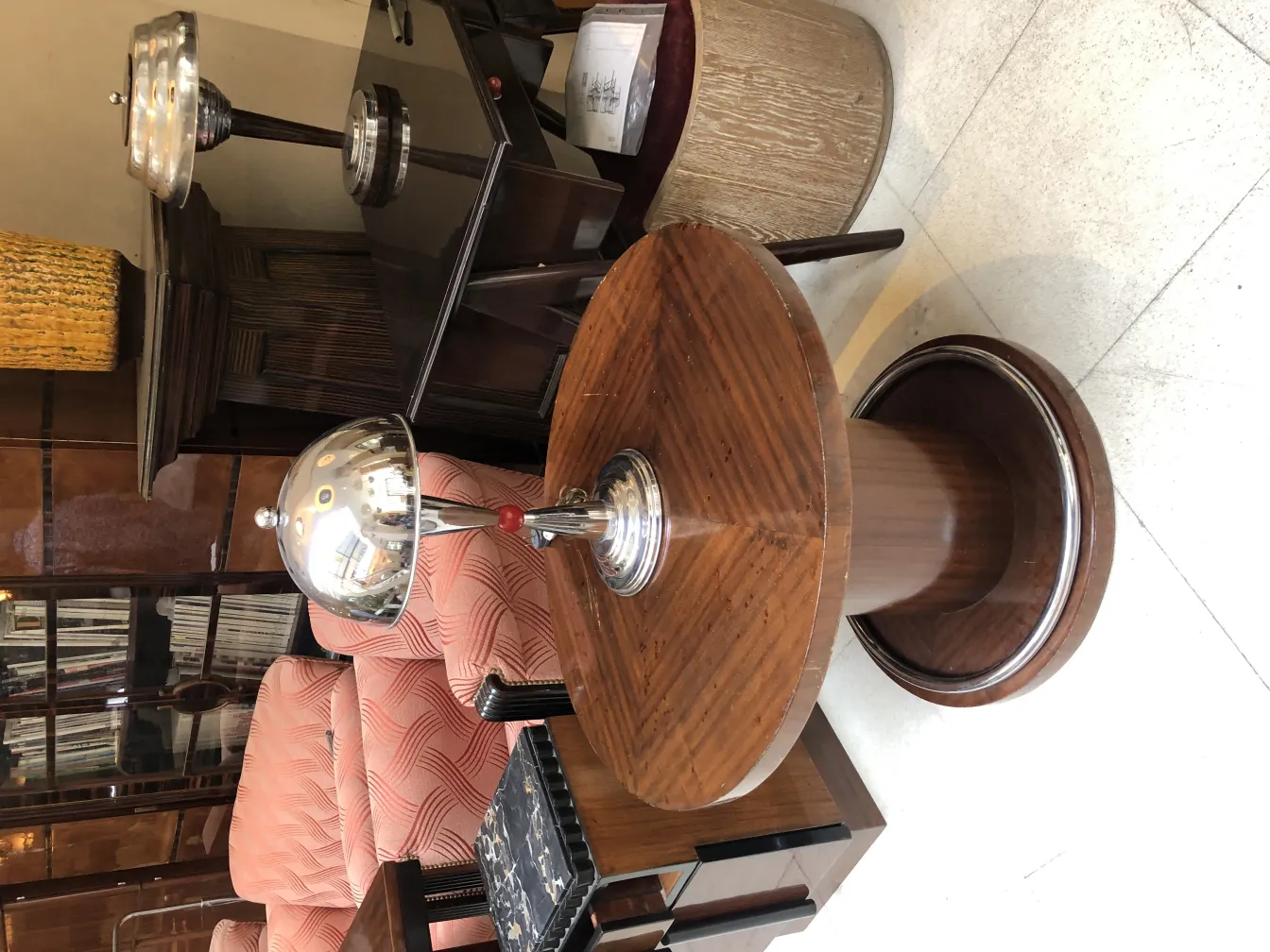 Vista di 2 lampade da tavolo antiche in un ambiente elegante