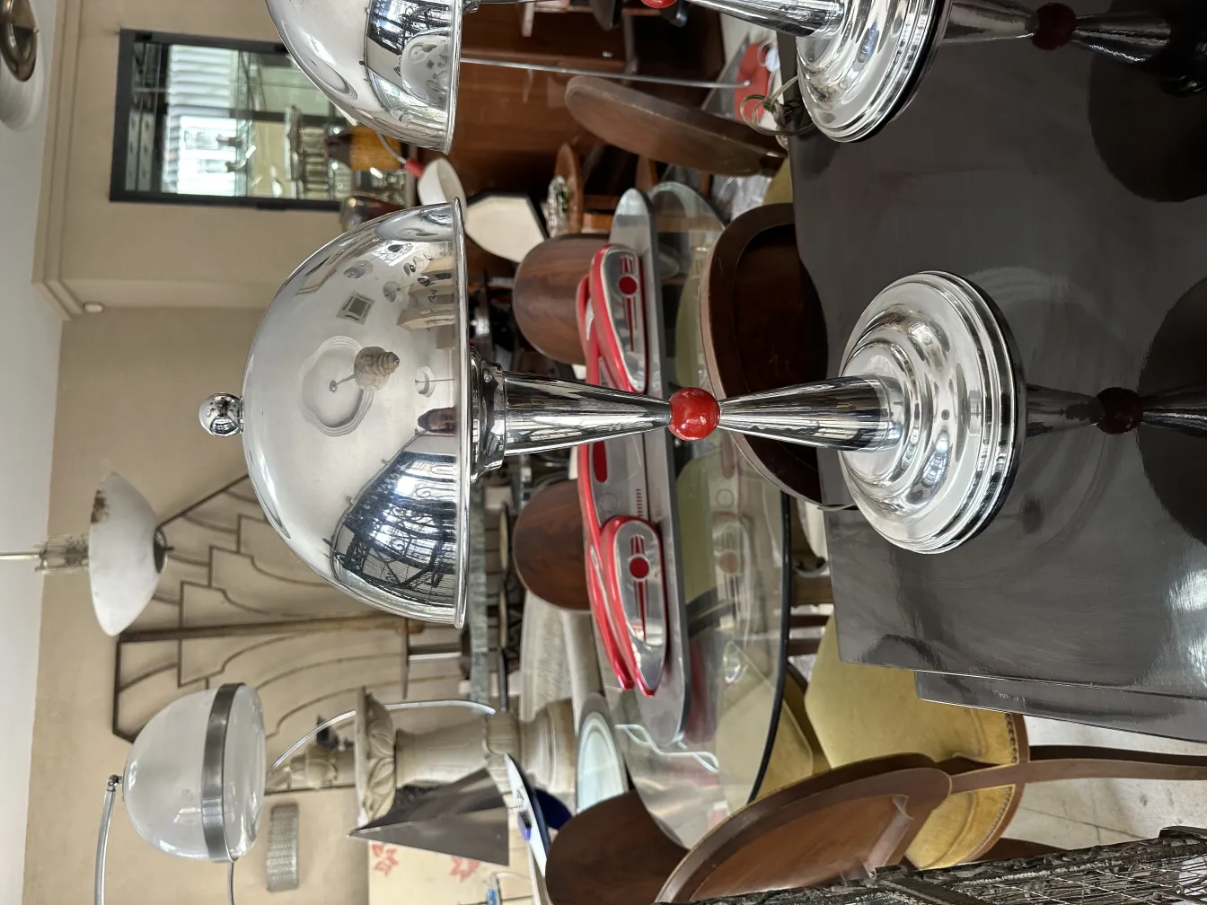 deux lampes de table anciennes avec des détails décoratifs dans l'environnement