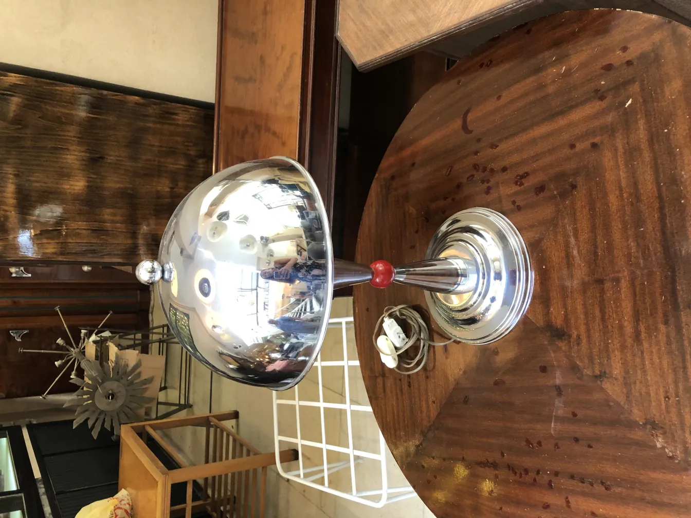 2 lampes de table anciennes avec base argentée et détails rouges dans un environnement chaleureux