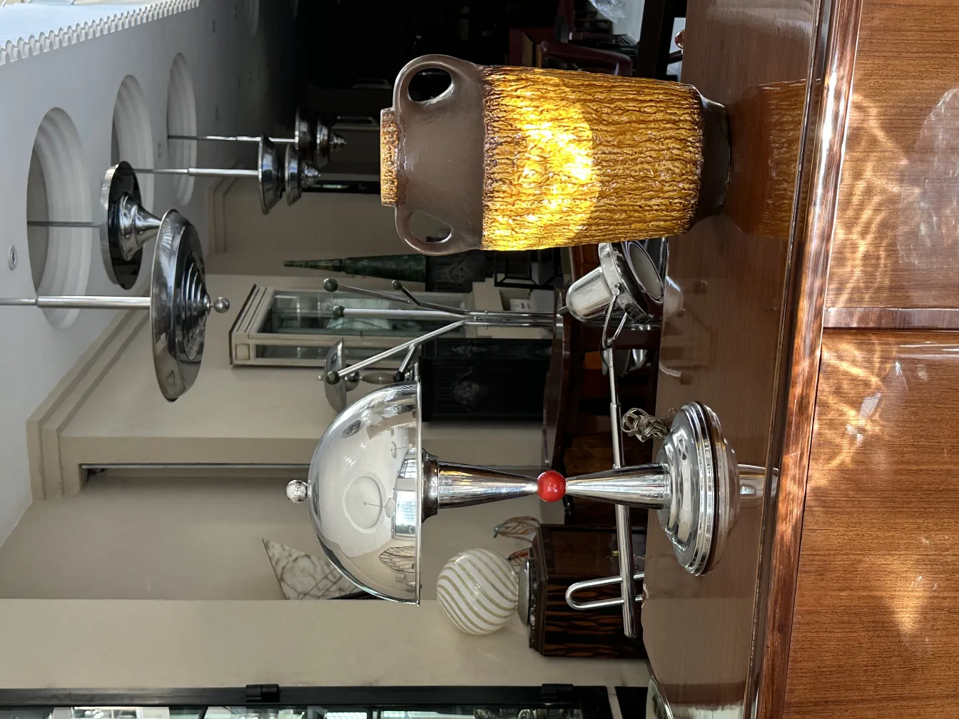 deux lampes de table anciennes avec des bases élégantes et des accessoires décoratifs dans un cadre élégant.