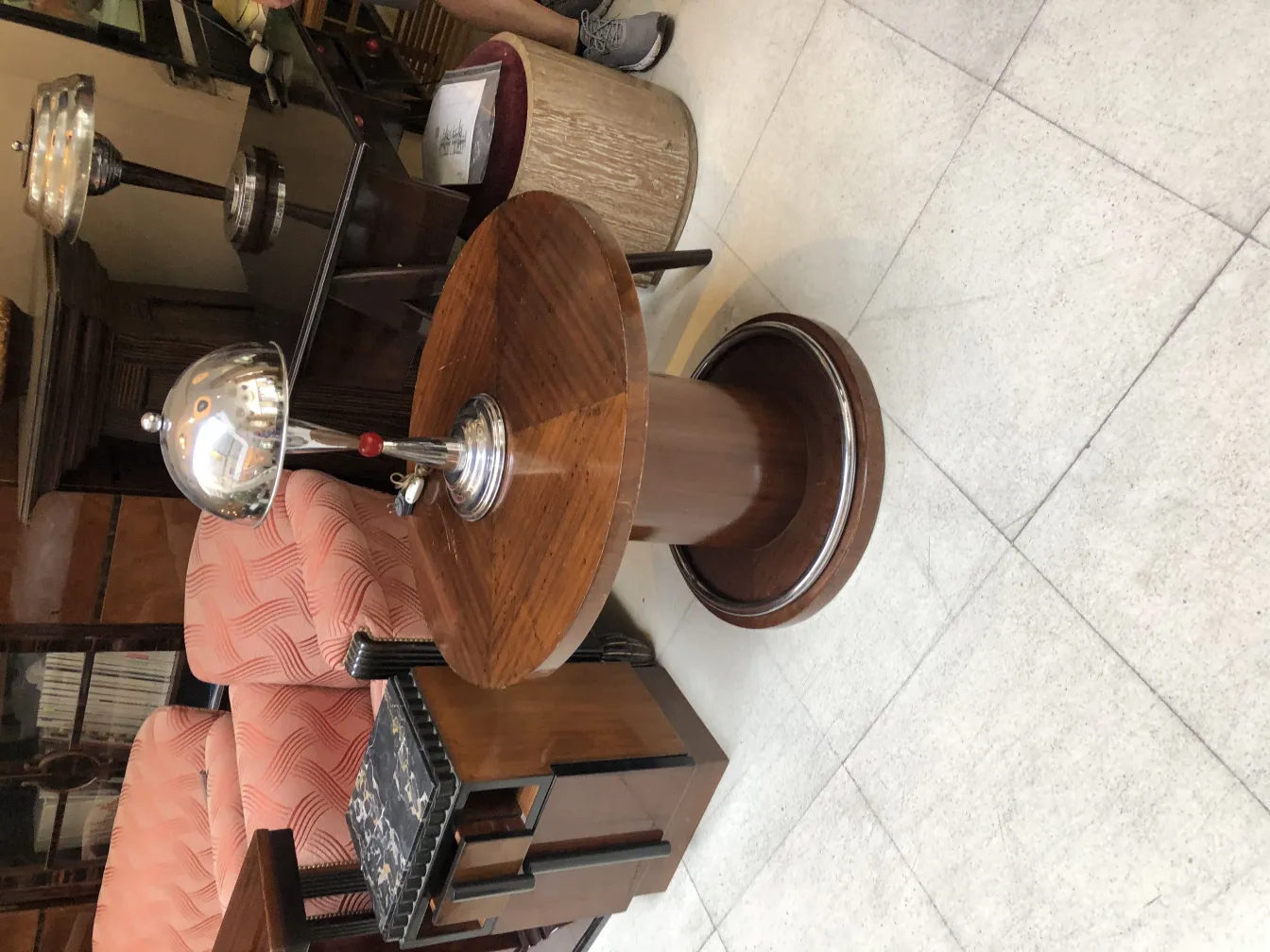 deux lampes de table anciennes avec des détails uniques dans le cadre