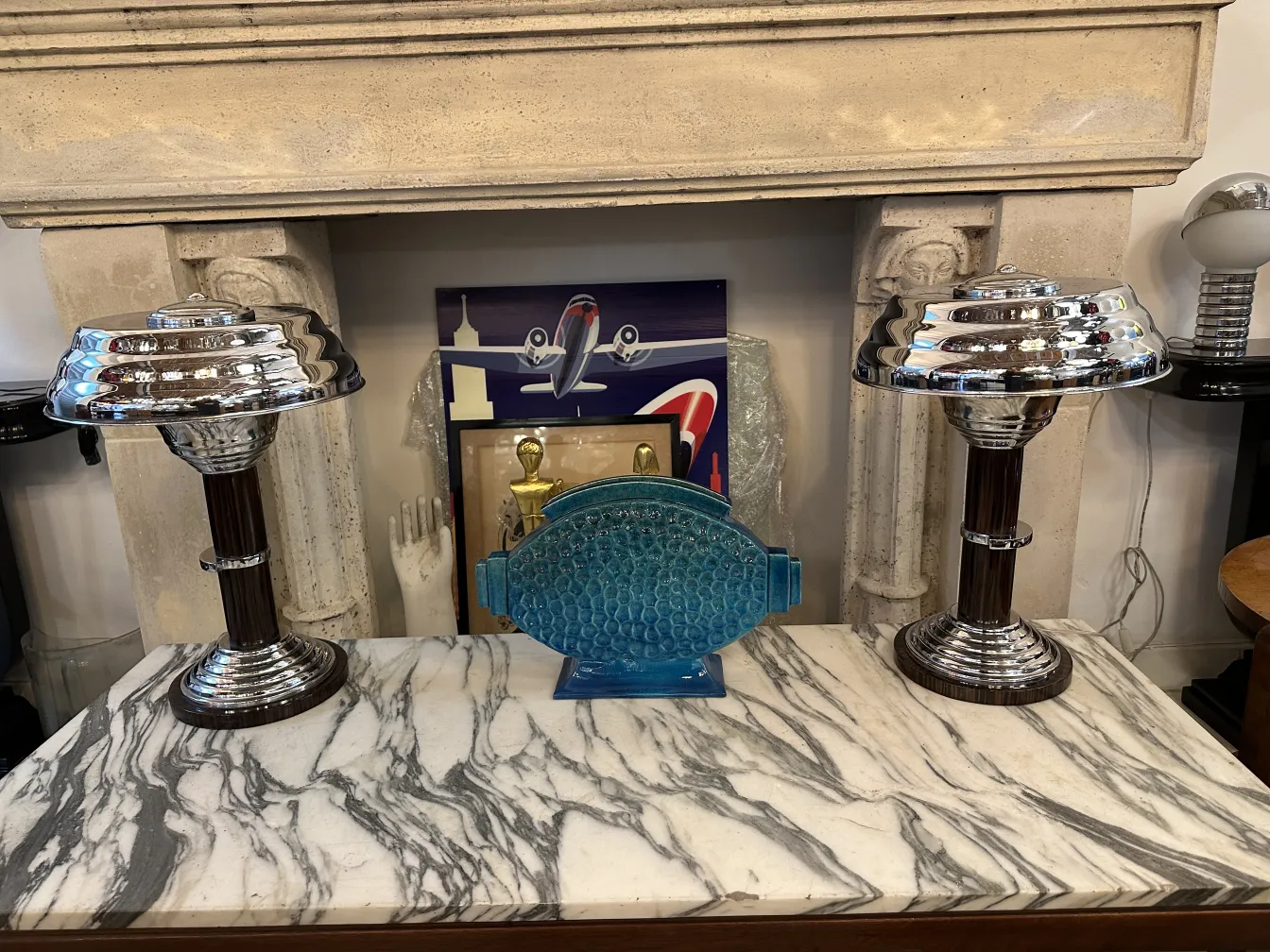 duas lampadas de mesa antigas com bases elegantes e luminarias brilhantes