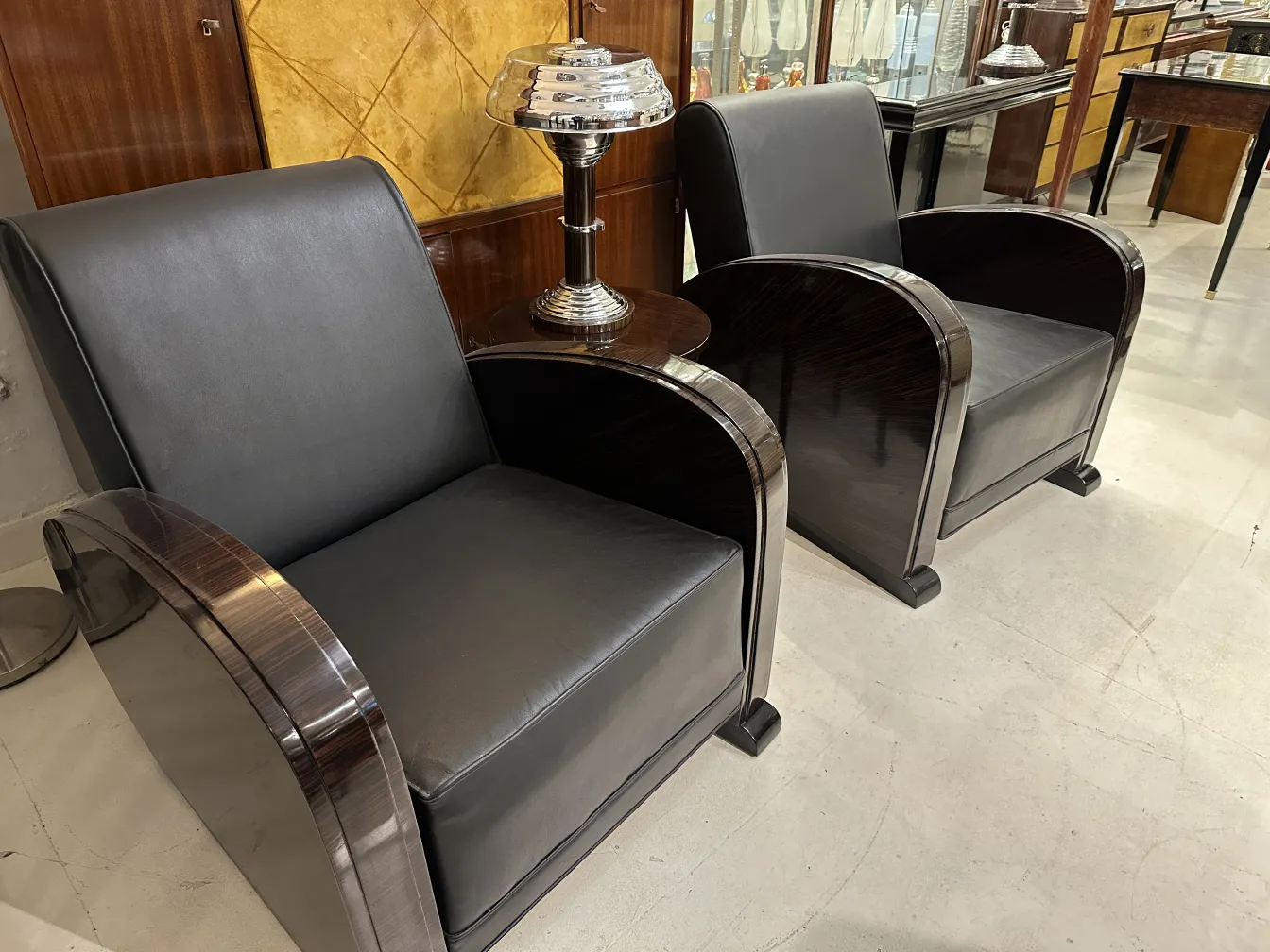 due lampade da tavolo antiche con design elegante