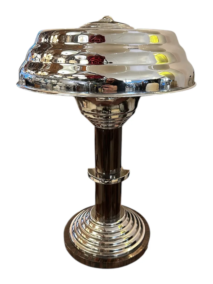 2 lâmpadas de mesa antigas brilhantes com design elegante