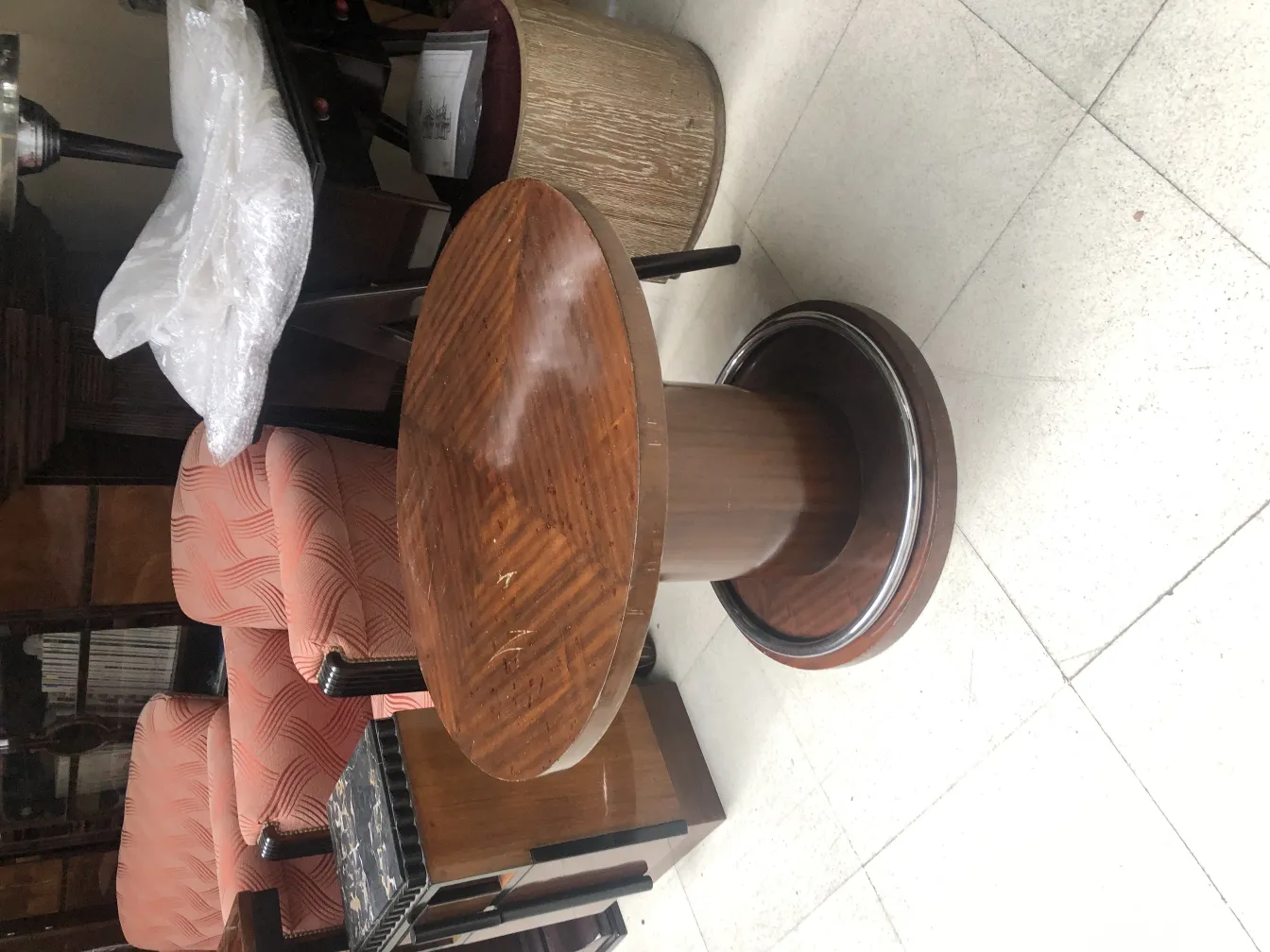 duas lâmpadas de mesa antigas com bases redondas em um ambiente acolhedor, perto de poltronas