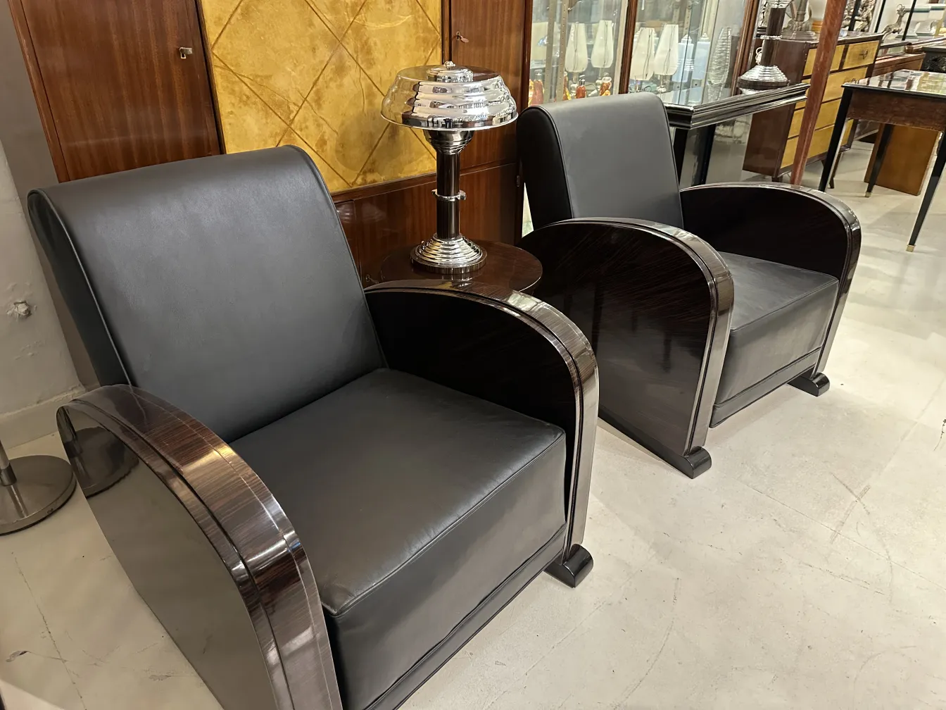 고풍스러운 테이블 램프 2개가 밝은 환경에 있음