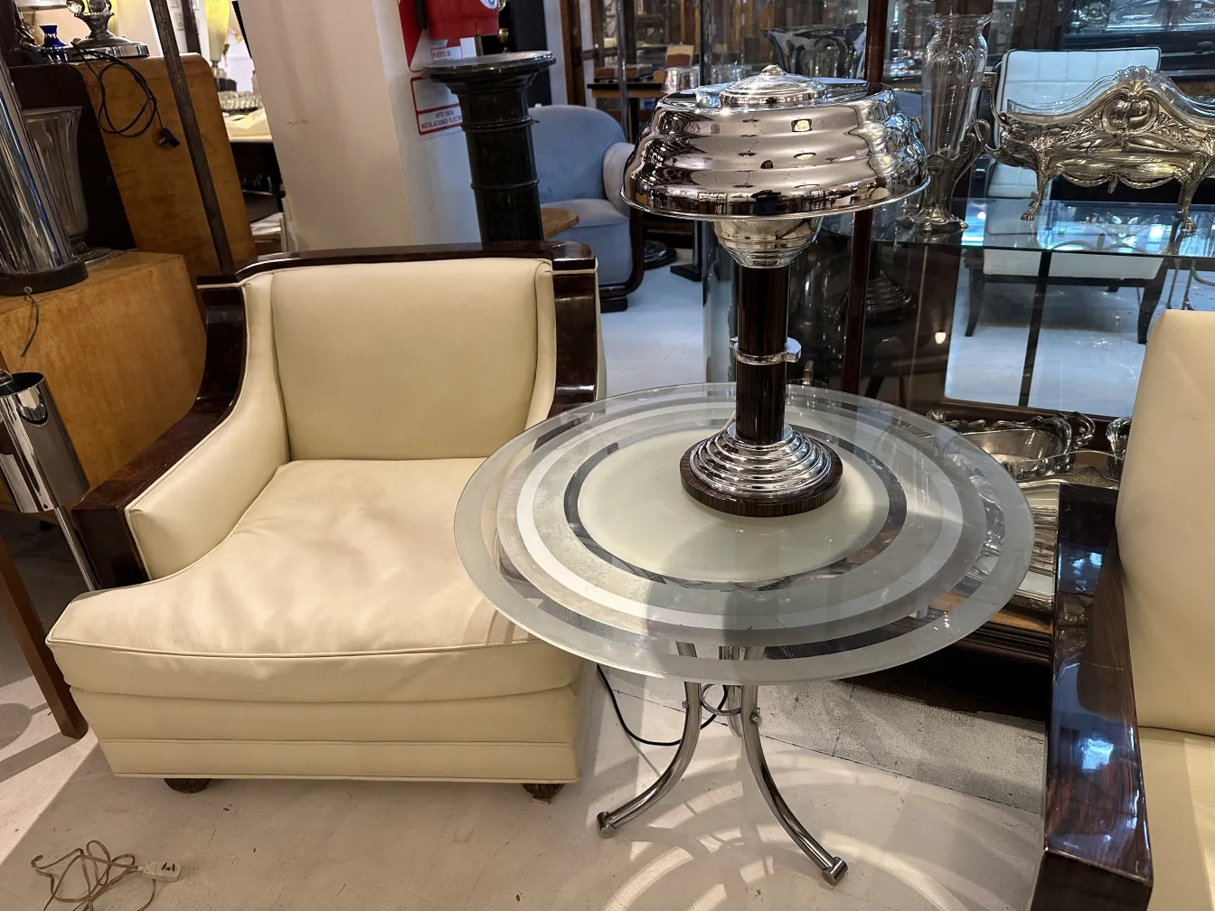 Deux lampes de table anciennes au design élégant dans un cadre confortable.